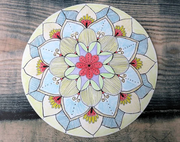 Mandala flor ornamental brilhante pintado lápis de cor — Fotografia de Stock