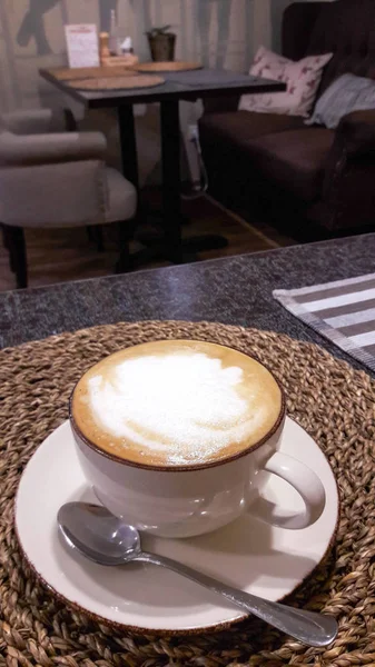 Una taza de café capuchino fresco en un café — Foto de Stock