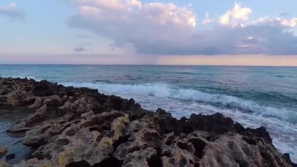 Wellen Bei Sonnenuntergang Ayia Napa Strand Von Adams Auf Zypern — Stockvideo