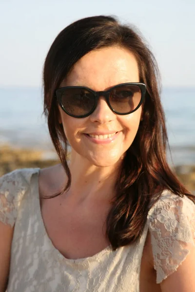 Soft Portrait Smiling Brunette Woman Sunglasses Sea — Stock Photo, Image