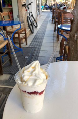 Farklı içerikli donmuş yoğurt, Yunan tatil beldeleri Agios Nikolaos, Girit 'in en popüler tatlılarından biri..