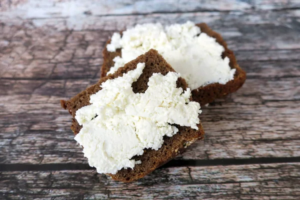 Ricotta Brązowym Chlebie Drewnianym Tle — Zdjęcie stockowe