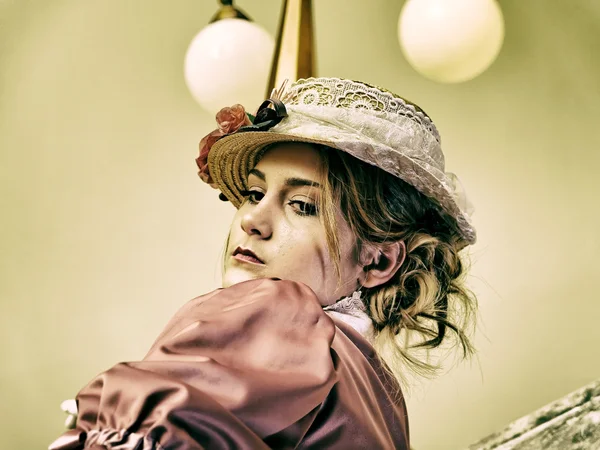 Retro lady in hat — Stock Photo, Image