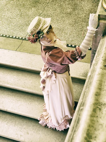 Señora en las escaleras — Foto de Stock