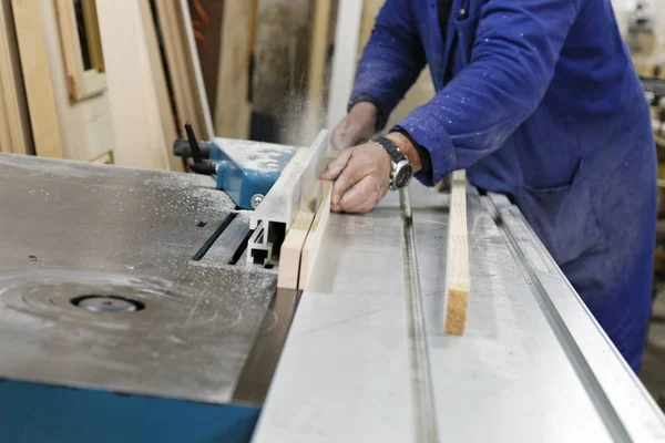 Carpenter sawing wood — Stock Photo, Image