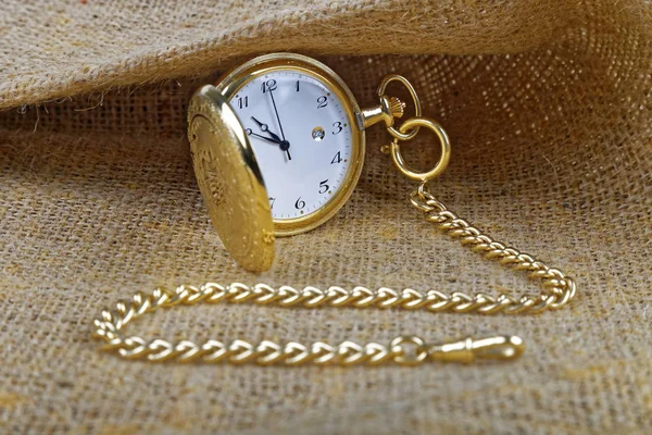 Goldene Taschenuhr — Stockfoto