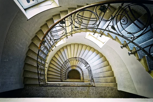 Staré točité schodiště — Stock fotografie
