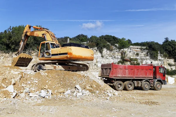 Bagger und Kipper — Stockfoto