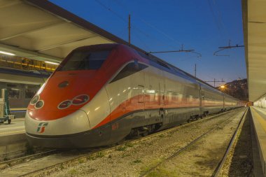 Modern yüksek hızlı yolcu treni