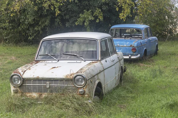 Dos coches abandonados — Foto de Stock