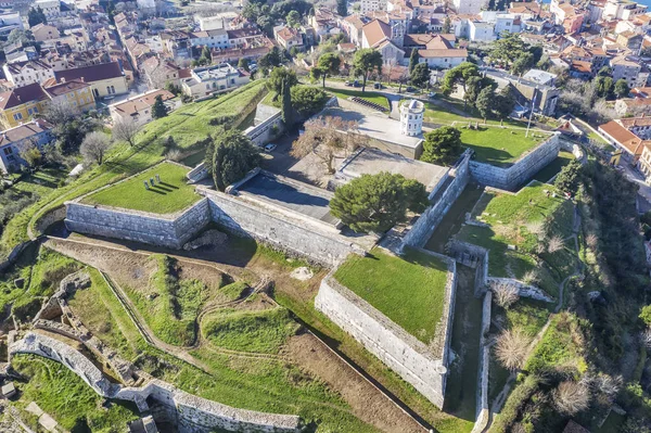 Uma vista aérea da fortaleza veneziana em Pula, Ístria, Croácia — Fotografia de Stock