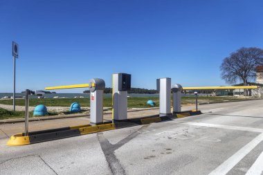 Otoparklara giriş ve çıkış engelleri var.