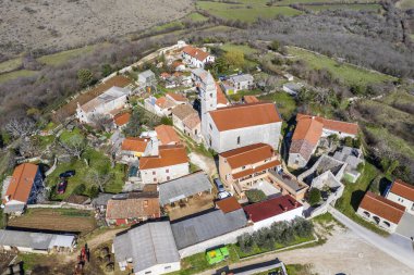 Hırvatistan 'ın güney Istria kentindeki Mutvoran, küçük resim köyünün hava görüntüsü