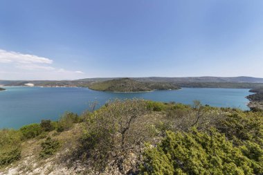 Rasa Körfezi 'nin tepenin zirvesinden görünen körfez 12 km uzunluğunda ve 1 km genişliğindedir, Istria, Hırvatistan