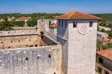 Hırvatistan 'ın Svetvincenat kentindeki taş kale Morosini-Grimani' nin hava manzarası