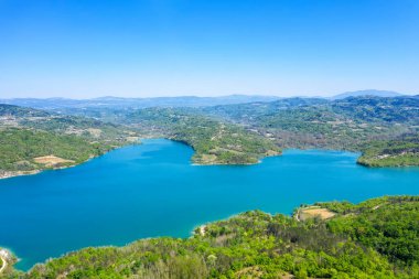 Hırvatistan 'ın Istria kentindeki doğal içme suyu deposu Butoniga Gölü' nün havadan görünüşü