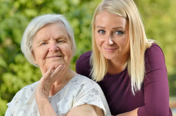 Mormor och barnbarn poserar — Stockfoto