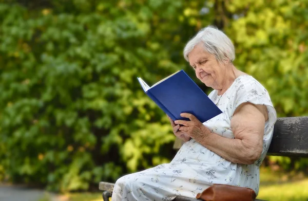 Seniorin liest Buch — Stockfoto