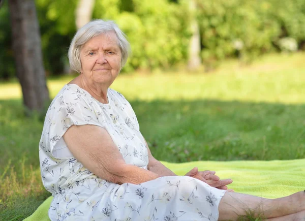 Senior vrouw die lacht in park. — Stockfoto