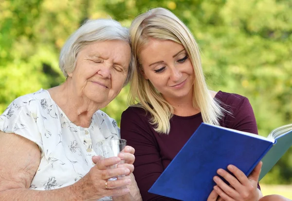 Бабушка и внучка читают — стоковое фото