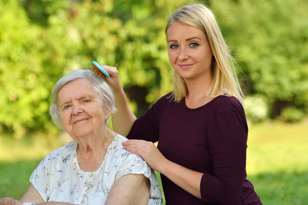 Abuela y nieta posando — Foto de Stock