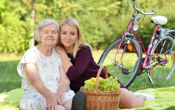 Babcia i wnuczka na pikniku — Zdjęcie stockowe