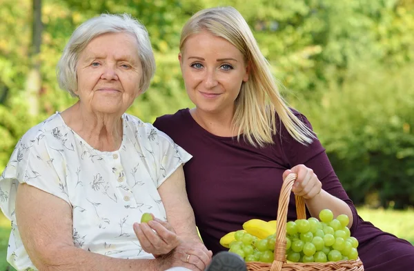 Großmutter und Enkelin beim Picknick — Stockfoto