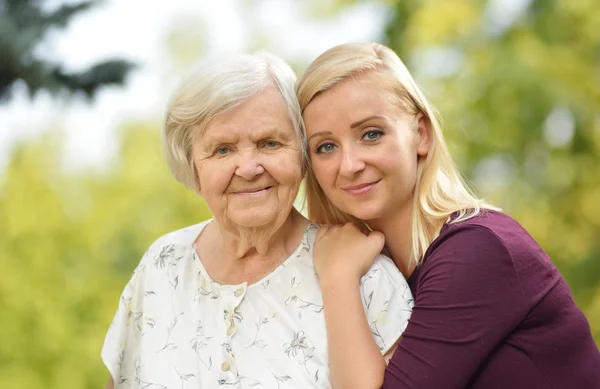 Oma en kleindochter poseren — Stockfoto