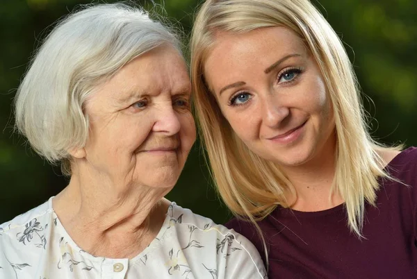 Oma en kleindochter poseren — Stockfoto