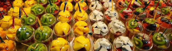 Rijen van fruit desserts — Stockfoto