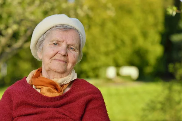 Femeie în vârstă zâmbind — Fotografie, imagine de stoc
