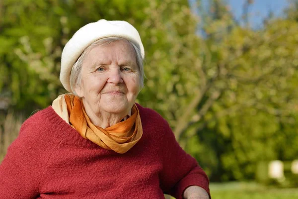 Senior vrouw die lacht — Stockfoto