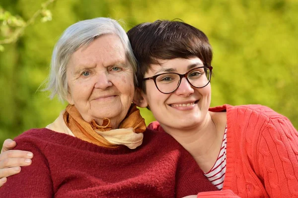 Mormor och barnbarn poserar — Stockfoto