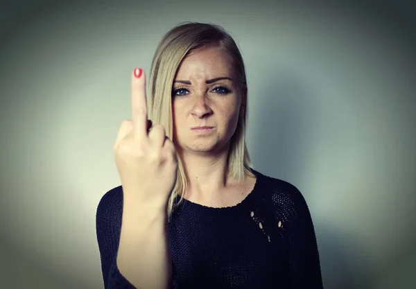 Mujer agresiva mostrando el dedo medio — Foto de Stock