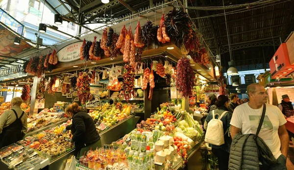 Największy targ ze świeżą żywnością w Barcelona — Zdjęcie stockowe