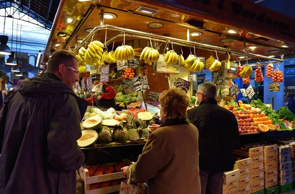 Mayor mercado de alimentos frescos en Barcelona —  Fotos de Stock