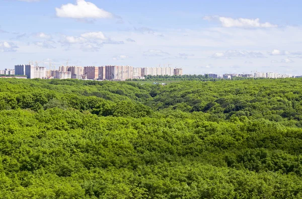 大きい高さで建設中の住宅地の美しい夏ビュー — ストック写真