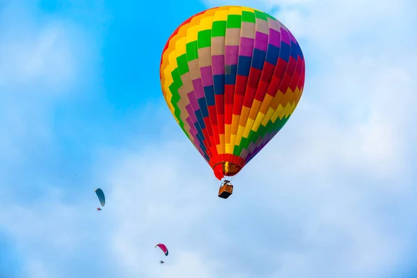 Globo Aire Caliente Color Brillante Flotando Cielo Día Claro —  Fotos de Stock