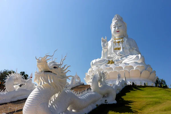 Büyük Bodhisattva Guan Yin Heykeli Büyük Heykel Ama gerçekçi orantılı Wat huay pla kang tapınağı, Chiangrai, Tayland.