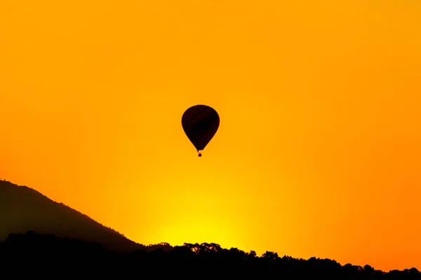 Ανατέλλων Ήλιος Πρωί Και Ζεστό Αέρα Μπάλα Πετούν Ovre Βουνό — Φωτογραφία Αρχείου