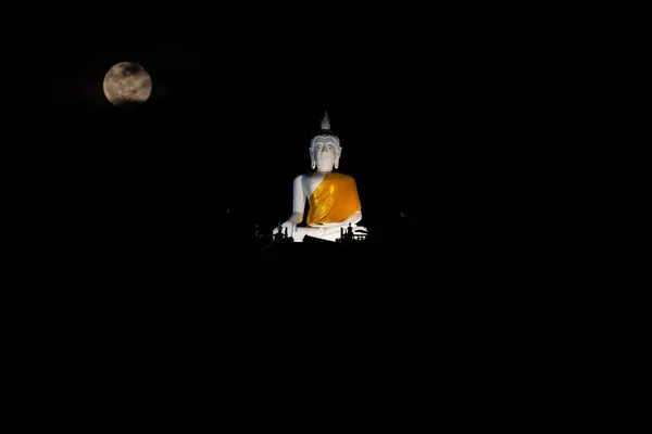 Bouddha Blanc Sommet Colline Dans Obscurité Avec Lune — Photo