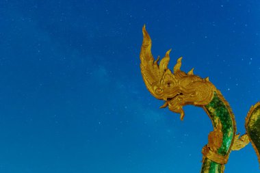Naga 'nın Altın Kralı Phayanak Samanyolu arka planında izole edilmiş heykel