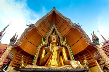 Büyük altın bühda heykeli Wat Tum Saur Kanajana Buri Tayland