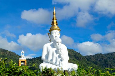 Wat Pha Sorn Keaw 'da oturan beş büyük Buda heykeli. Tayland' ın Khao Kho Phetchabun eyaletindeki kamu tapınağı.