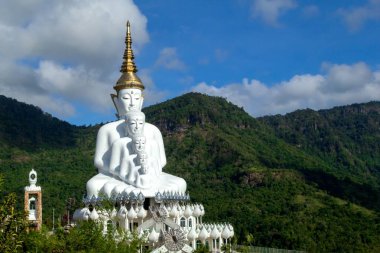 Wat Pha Sorn Keaw 'da oturan beş büyük Buda heykeli. Tayland' ın Khao Kho Phetchabun eyaletindeki kamu tapınağı.