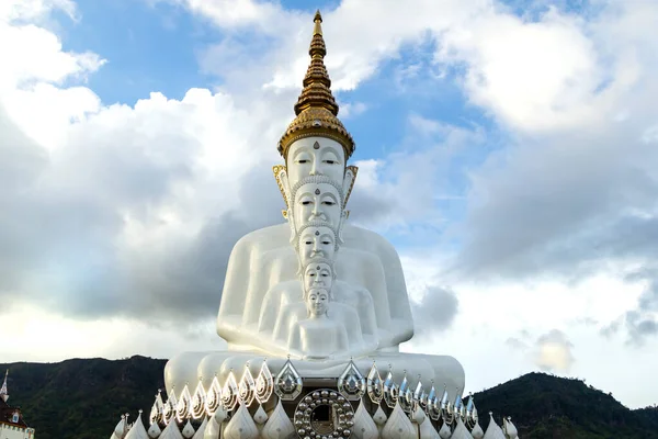 Wat Pha Sorn Keaw 'da oturan beş büyük Buda heykeli. Tayland' ın Khao Kho Phetchabun eyaletindeki kamu tapınağı.