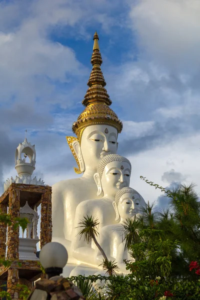 Wat Pha Sorn Keaw 'da oturan beş büyük Buda heykeli. Tayland' ın Khao Kho Phetchabun eyaletindeki kamu tapınağı.