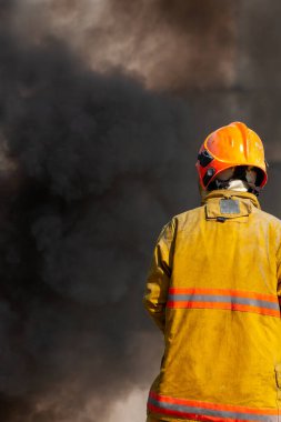 Dikey görüntü İtfaiyeci uygulaması Tehlikeli siyah duman kirliliğinin önünde kalın Özel dikdörtgen veya pankart için boş alan