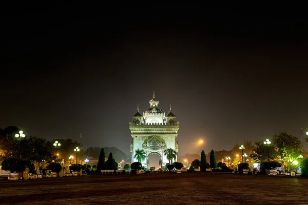 Vientiane 'in merkezinde geceleri dekoratif ışıkları olan Phatuxi anıtı.