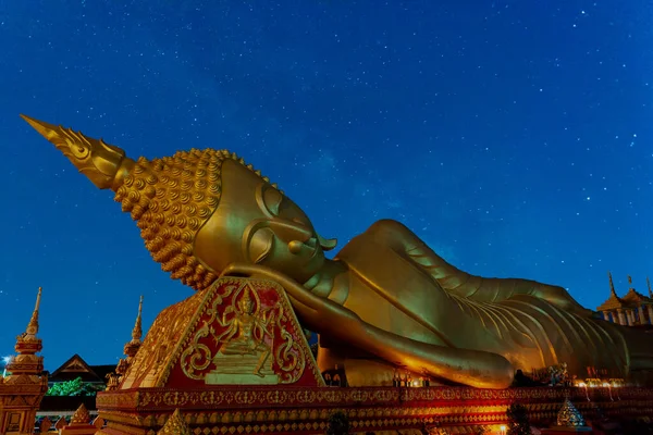 Altın uzanan Buddha wat tat luang nuew gece samanyolu arka plan Vientien Laos. Gürültü, tahıl, yüksek ISO ve yumuşak odak ile 